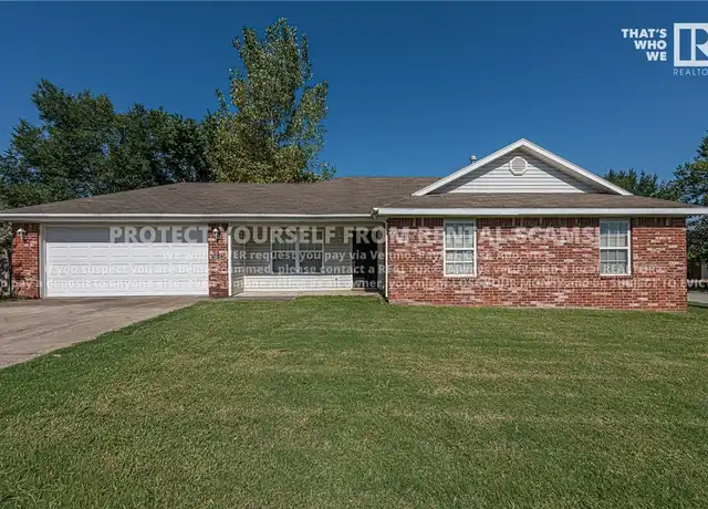 Property at 1011 S Colonial Dr, Fayetteville, AR, 72701, 3 beds, 2 baths, [object Object]