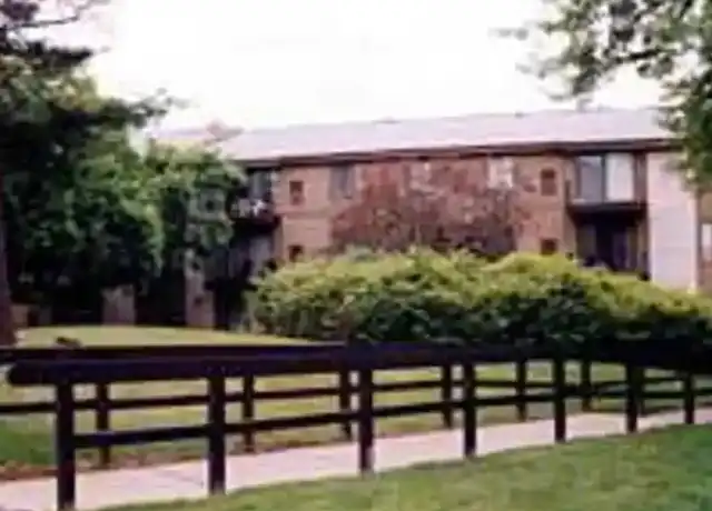 Property at The Pines Apartments - 29500 Franklin Rd, Southfield, MI, 48034, 1-2 bed, 1-2 bath, [object Object]