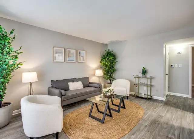 Property at Bellaire Oaks Apartments - 8900 Chimney Rock Rd, Houston, TX, 77096, 1-2 bed, 1-2 bath, [object Object]