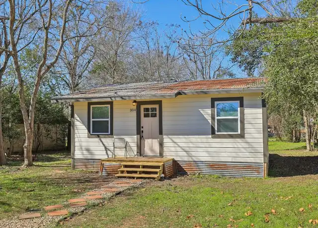 Property at 304 Harris St, Smithville, TX, 78957, 2 beds, 1 bath, [object Object]