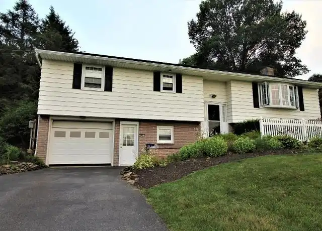 Property at 226 Edgewood Dr, New Holland, PA, 17557, 3 beds, 2 baths, [object Object]