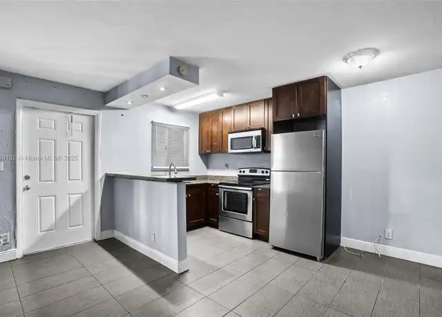 Property at 37 SW 14th St Unit 5, Dania Beach, FL, 33004, 1 bed, 1 bath, [object Object]
