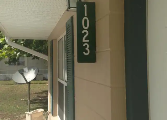 Property at 1023 NE 2nd Ave, Trenton, FL, 32693, 2 beds, 1 bath, [object Object]
