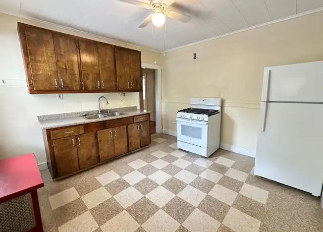 Property at 898-902 Main St Unit 900 2R, Holyoke, MA, 01040, 2 beds, 1 bath, [object Object]