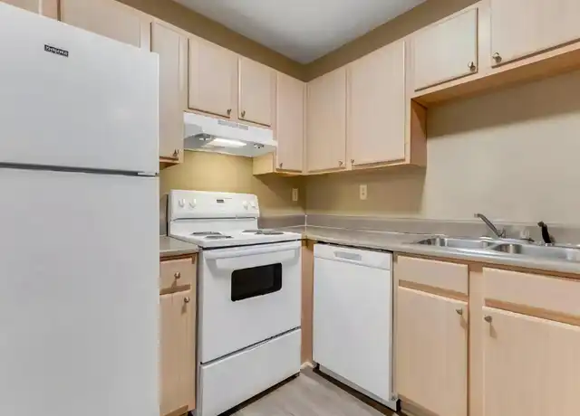 Property at 300 S Lehmberg Rd, Columbus, MS, 39702, 3 beds, 2 baths, [object Object]