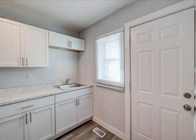 Property at 125 NW Aurora Ave Unit 5, Des Moines, IA, 50313, 2 beds, 1 bath, [object Object]