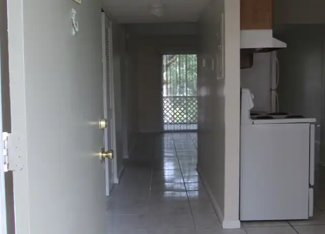 Property at 102 Logarto Cir Unit B-104, Tampa, FL, 33612, 2 beds, 1.5 baths, [object Object]