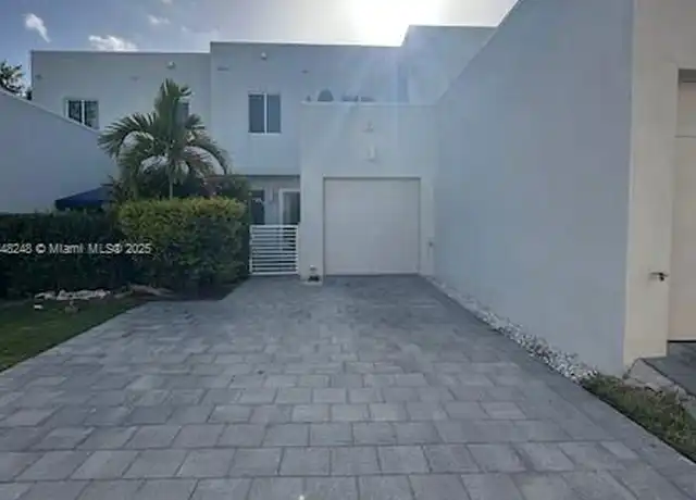 Property at 6645 NW 103rd Path, Doral, FL, 33178, 3 beds, 2.5 baths, [object Object]