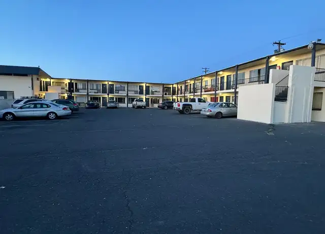 Photo of 905 W Broadway Ave, Moses Lake, WA 98837