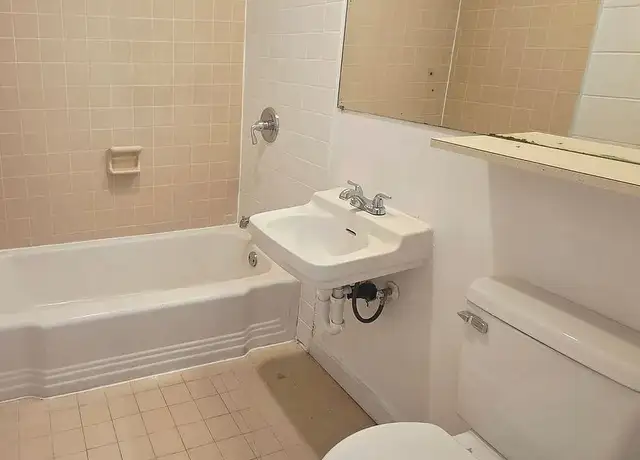 Photo of 905 W Broadway Ave, Moses Lake, WA 98837