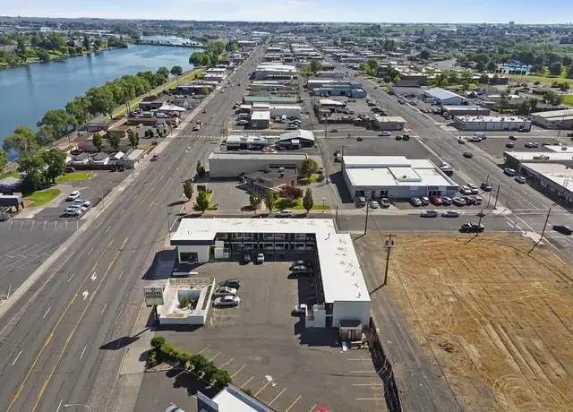 Photo of 905 W Broadway Ave, Moses Lake, WA 98837