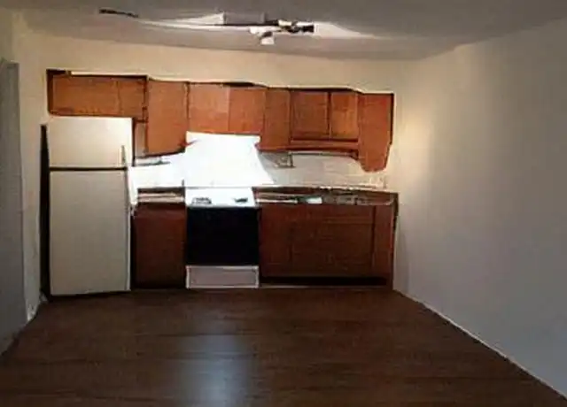 Property at 200 S Johnson St, Burgaw, NC, 28425, 2 beds, 1 bath, [object Object]