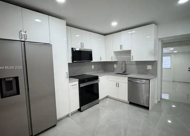 Property at 322 SW 11th St Unit 1-2, Hallandale Beach, FL, 33009, 3 beds, 1 bath, [object Object]