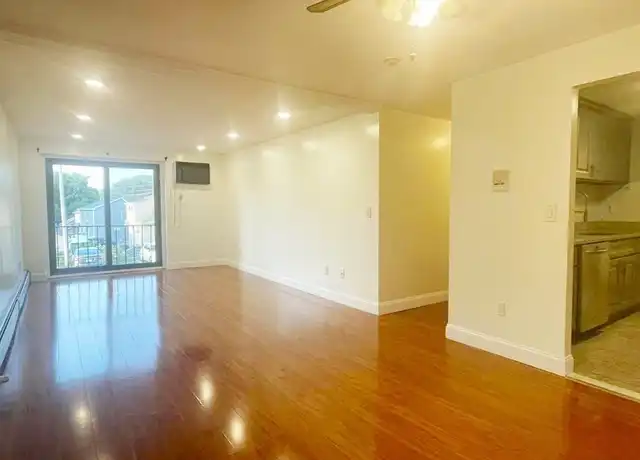 Property at 127 King St #203, Franklin, MA, 02038, 2 beds, 1 bath, [object Object]