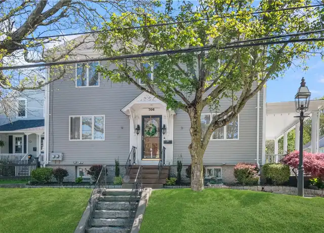 Property at 706 Hope St Unit 2, Bristol, RI, 02809, 3 beds, 1 bath, [object Object]