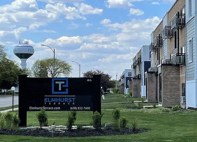Photo of 100 Fellows Ct, Elmhurst, IL 60126