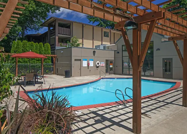 Photo of 200 Greenridge Dr, Lake Oswego, OR 97035
