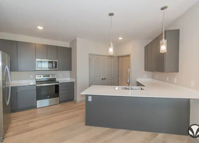 Property at Chateau at Yankee Hill Apartments - 4421 Bridle Ln, Lincoln, NE, 68521, 1 bed, 1 bath, [object Object]