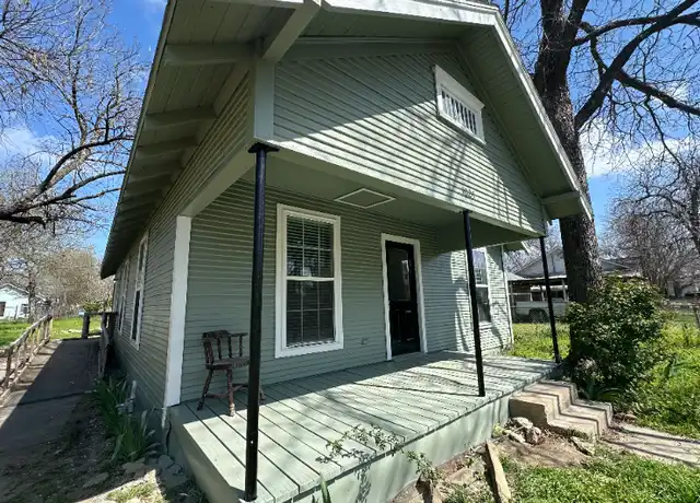 Property at 1025 E Tennie St, Gainesville, TX, 76240, 2 beds, 1 bath, [object Object]
