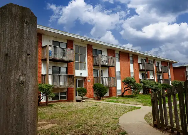 Property at Seminole North Apartments - 2116 S Fairway Ave, Springfield, MO, 65804, 1-2 bed, 1 bath, [object Object]