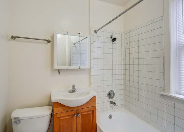 Photo of 1548 W Juneway Ter, Chicago, IL 60626