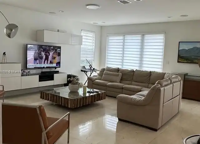 Property at 10423 NW 70th Ln, Doral, FL, 33178, 5 beds, 4 baths, [object Object]