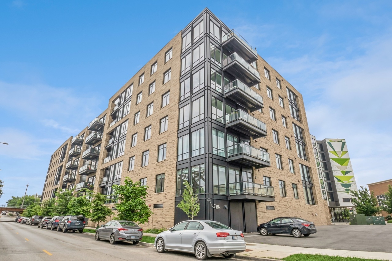 1701 W Webster Ave