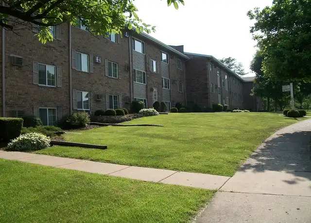 Property at Twin Oaks West apartments - 105 Twin Oaks Dr, Joliet, IL, 60431, 2 beds, 1-1.5 bath, [object Object]