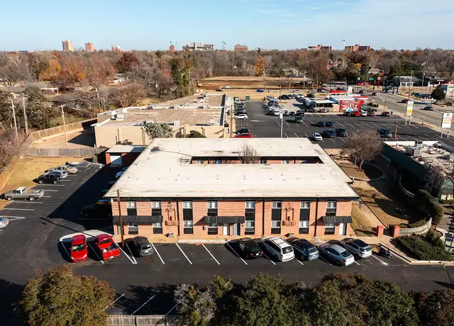 Photo of 1325 W Lindsey St, Norman, OK 73069