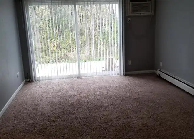 Property at 285 Robins Rd Unit C4, Hiawatha, IA, 52233, 1 bed, 1 bath, [object Object]
