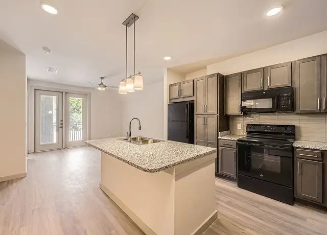 Photo of 1727 Edmonds Ln, Lewisville, TX 75067