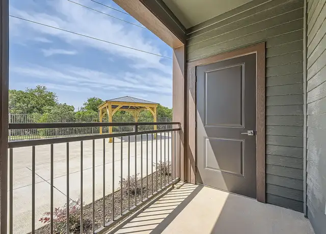 Photo of 1727 Edmonds Ln, Lewisville, TX 75067