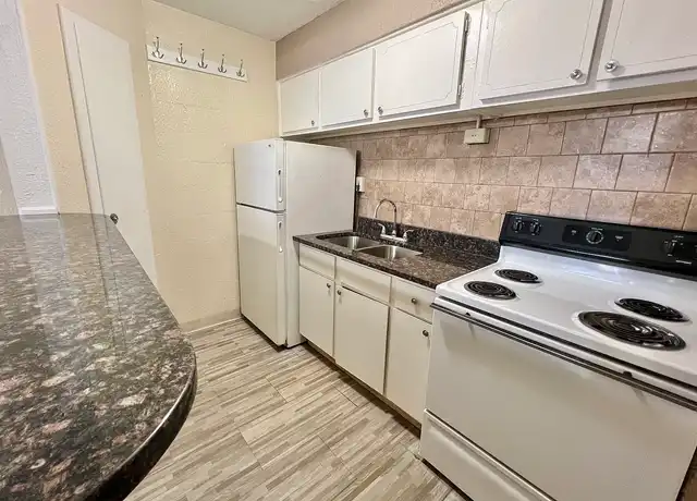 Property at Heather House Apartments - 2206 Heather Ln, Louisville, KY, 40218, 1 bed, 1 bath, [object Object]