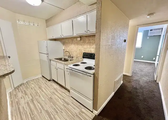 Property at Heather House Apartments - 2206 Heather Ln, Louisville, KY, 40218, 1 bed, 1 bath, [object Object]
