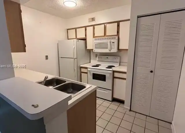 Property at 2820 N Oakland Forest Dr #106, Oakland Park, FL, 33309, 1 bed, 1 bath, [object Object]