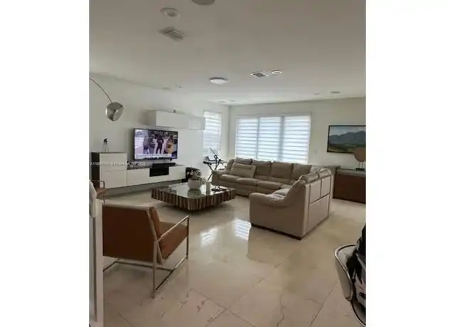 Property at 10423 NW 70th Ln, Doral, FL, 33178, 5 beds, 4 baths, [object Object]