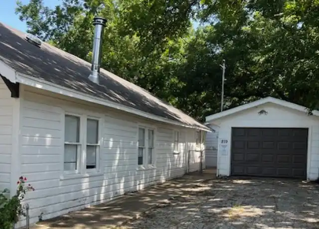 Property at 819 Bishop St, Commerce, TX, 75428, 2 beds, 2 baths, [object Object]