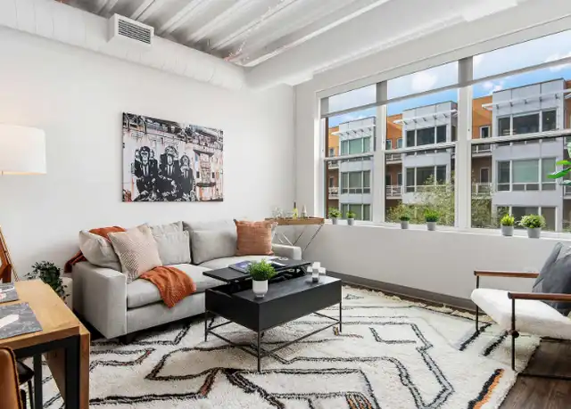 Property at 3925 N Sheridan Rd, Chicago, IL, 60613, 1 bed, 1 bath, [object Object]