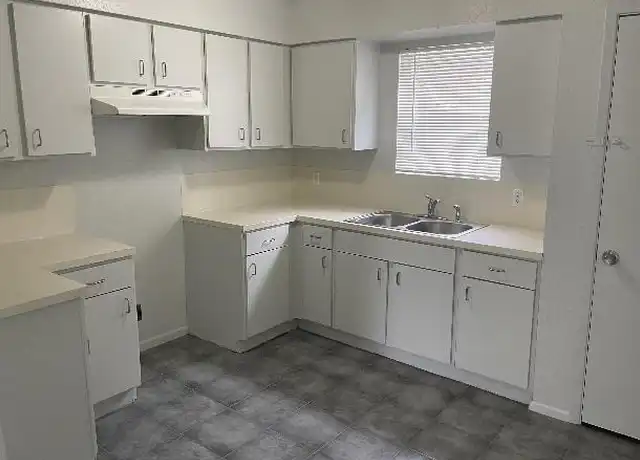 Property at 100 Lamar St, Willis, TX, 77378, 2 beds, 1 bath, [object Object]