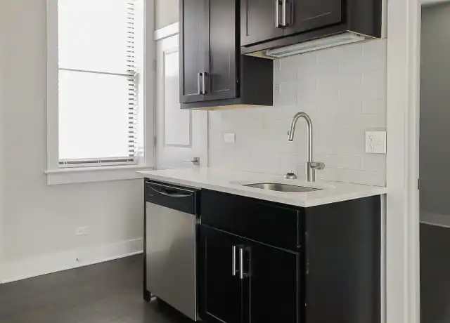 Property at 1948 W Nelson St Unit 2E, Chicago, IL, 60618, 2 beds, 1 bath, [object Object]