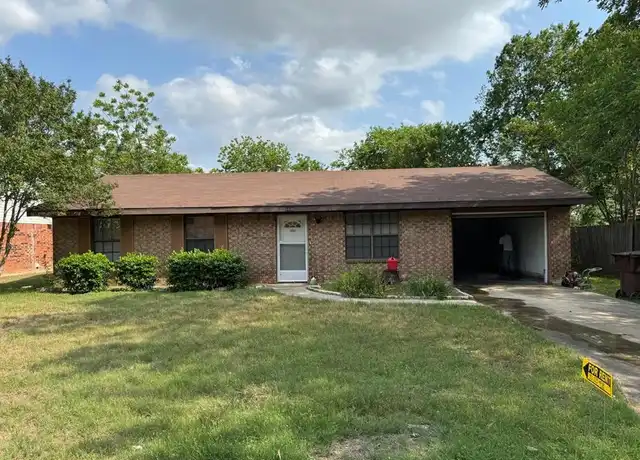 Property at 1400 Pendergrass St, Lockhart, TX, 78644, 3 beds, 2 baths, [object Object]