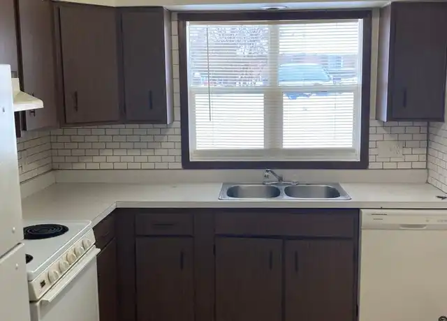 Property at 4604 Governor's Dr Apt 2, Rockford, IL, 61109, 1 bed, 1 bath, [object Object]