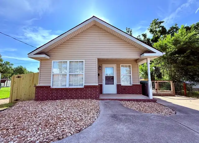 Property at 1221 S 5th St, Rogers, AR, 72756, 2 beds, 1 bath, [object Object]