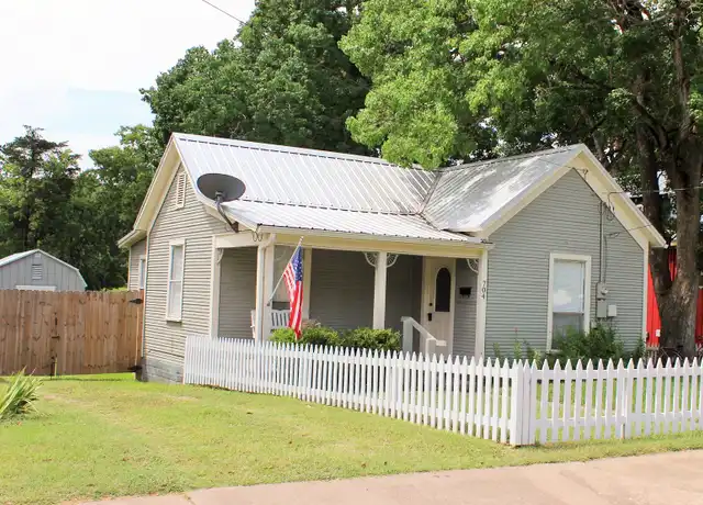 Property at 704 E Academy St, Brenham, TX, 77833, 2 beds, 1 bath, [object Object]