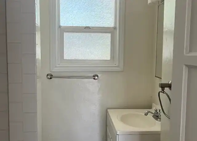 Property at 1327 N Orange Dr Unit 1/4, Hollywood, CA, 90028, 1 bed, 1 bath, [object Object]