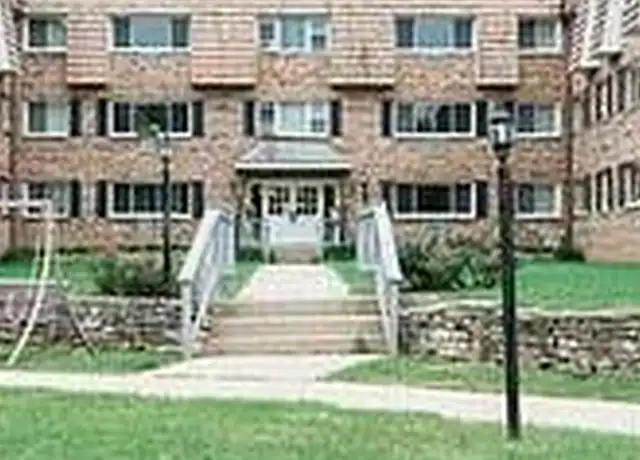 Property at Edgewater Apartments - 231 N Fowler St, Oconomowoc, WI, 53066, 1-2 bed, 1 bath, [object Object]