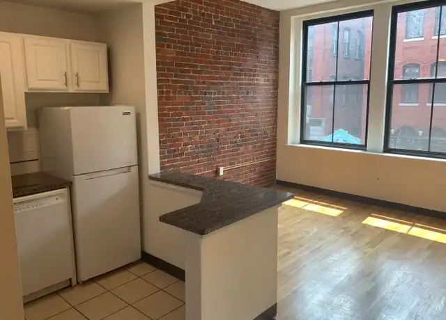 Property at 105 Washington St Unit 5, Haverhill, MA, 01832, 1 bed, 1 bath, [object Object]