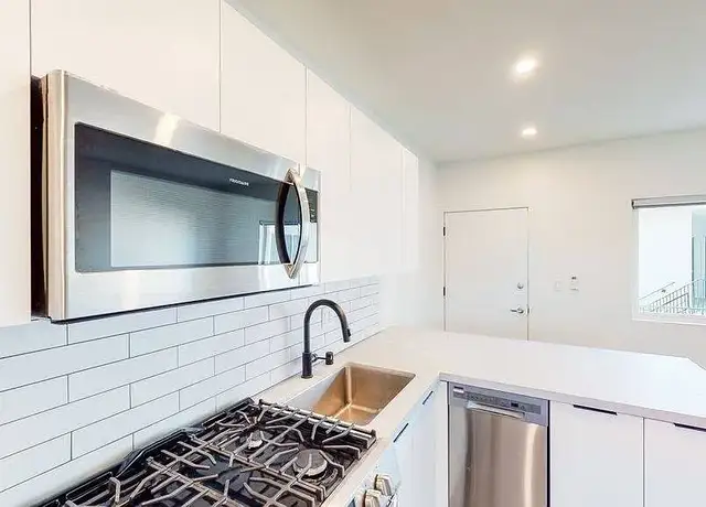 Photo of 2501 Pico Blvd, Santa Monica, CA 90405