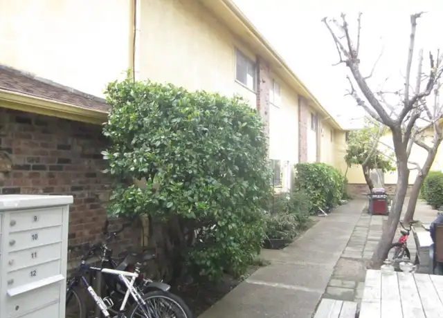 Property at 77 California St Unit 2, Ashland, OR, 97520, 1 bed, 1 bath, [object Object]