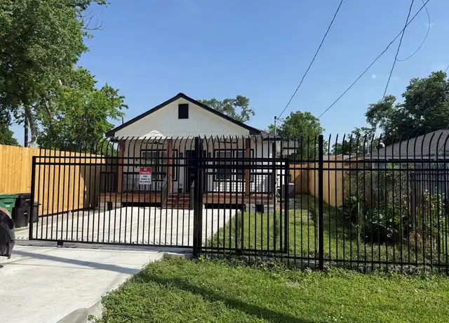 Property at 633 McDaniel St, Houston, TX, 77022, 2 beds, 1 bath, [object Object]